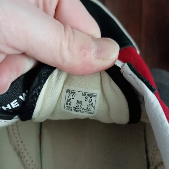 Vans Black and Red Sneakers "Off The Wall"_7 - Picture 4 of 4